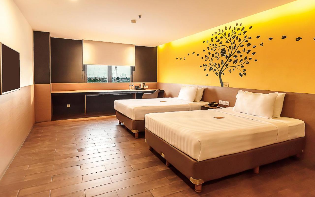 Yellow Bee Tangerang Luaran gambar