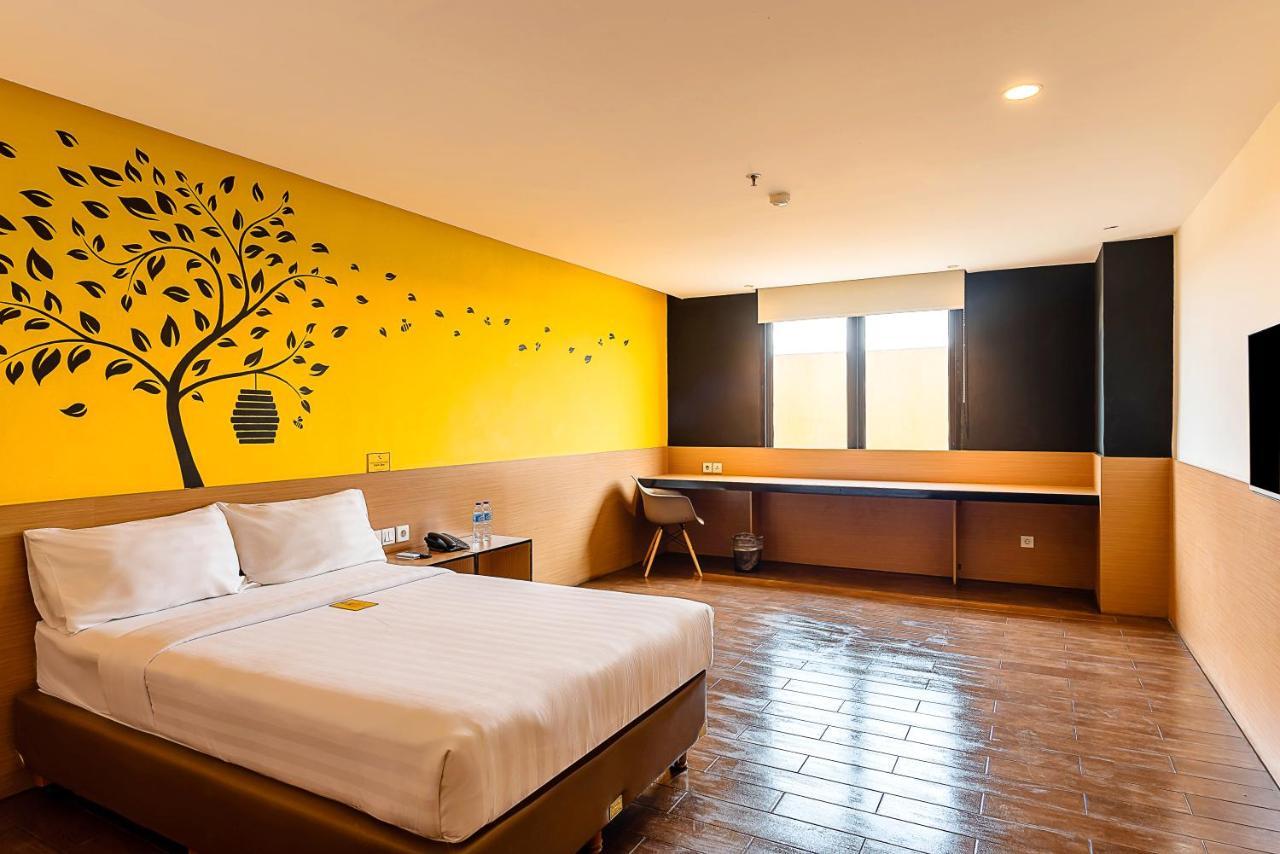 Yellow Bee Tangerang Luaran gambar