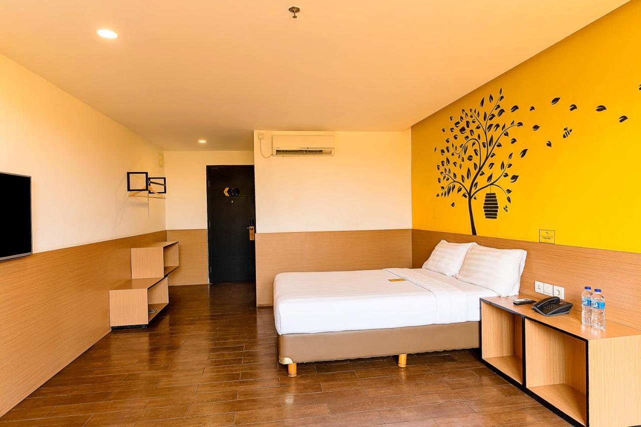 Yellow Bee Tangerang Luaran gambar