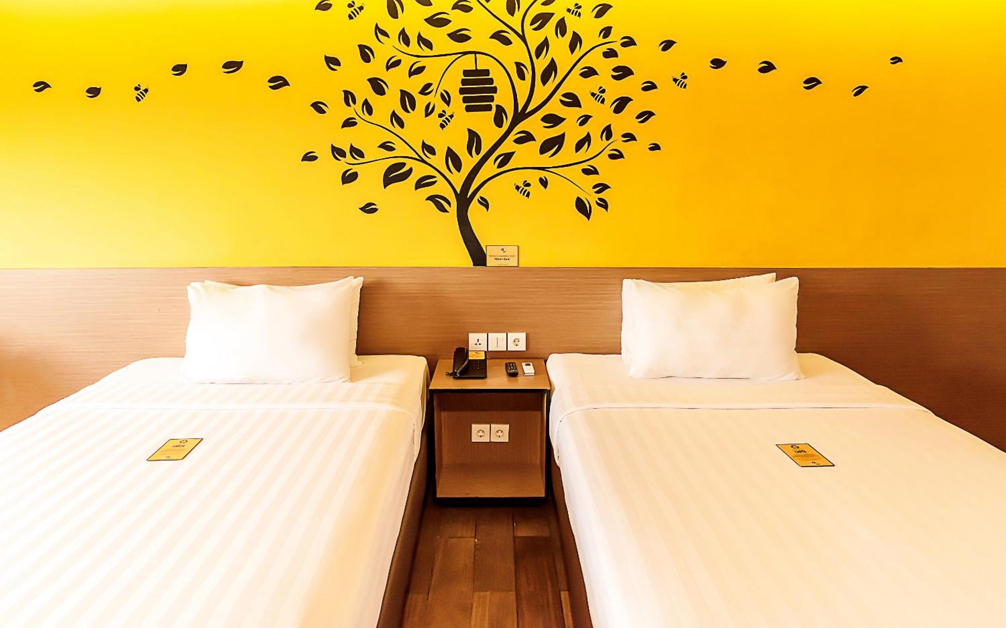 Yellow Bee Tangerang Bilik gambar