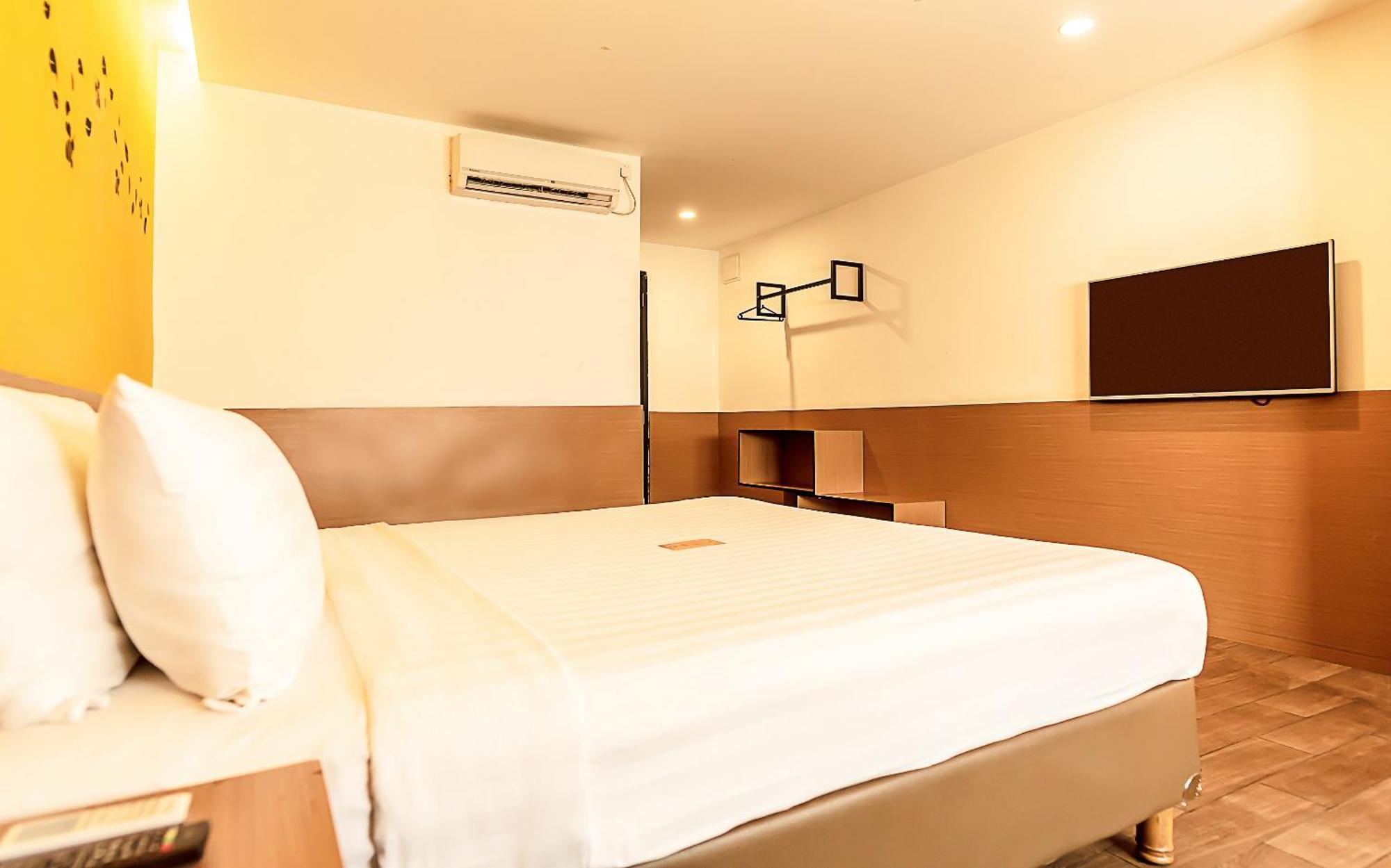 Yellow Bee Tangerang Bilik gambar