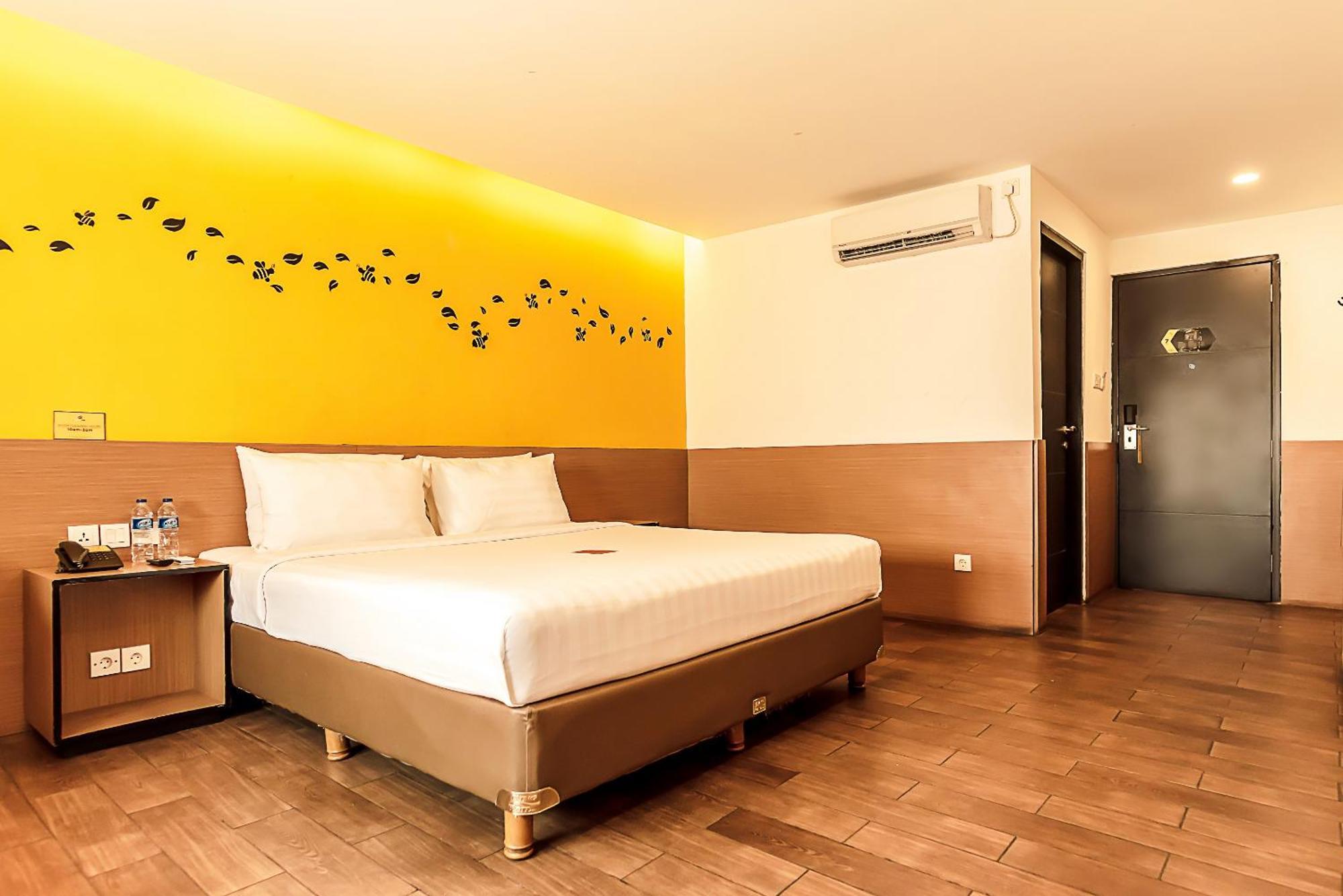 Yellow Bee Tangerang Bilik gambar