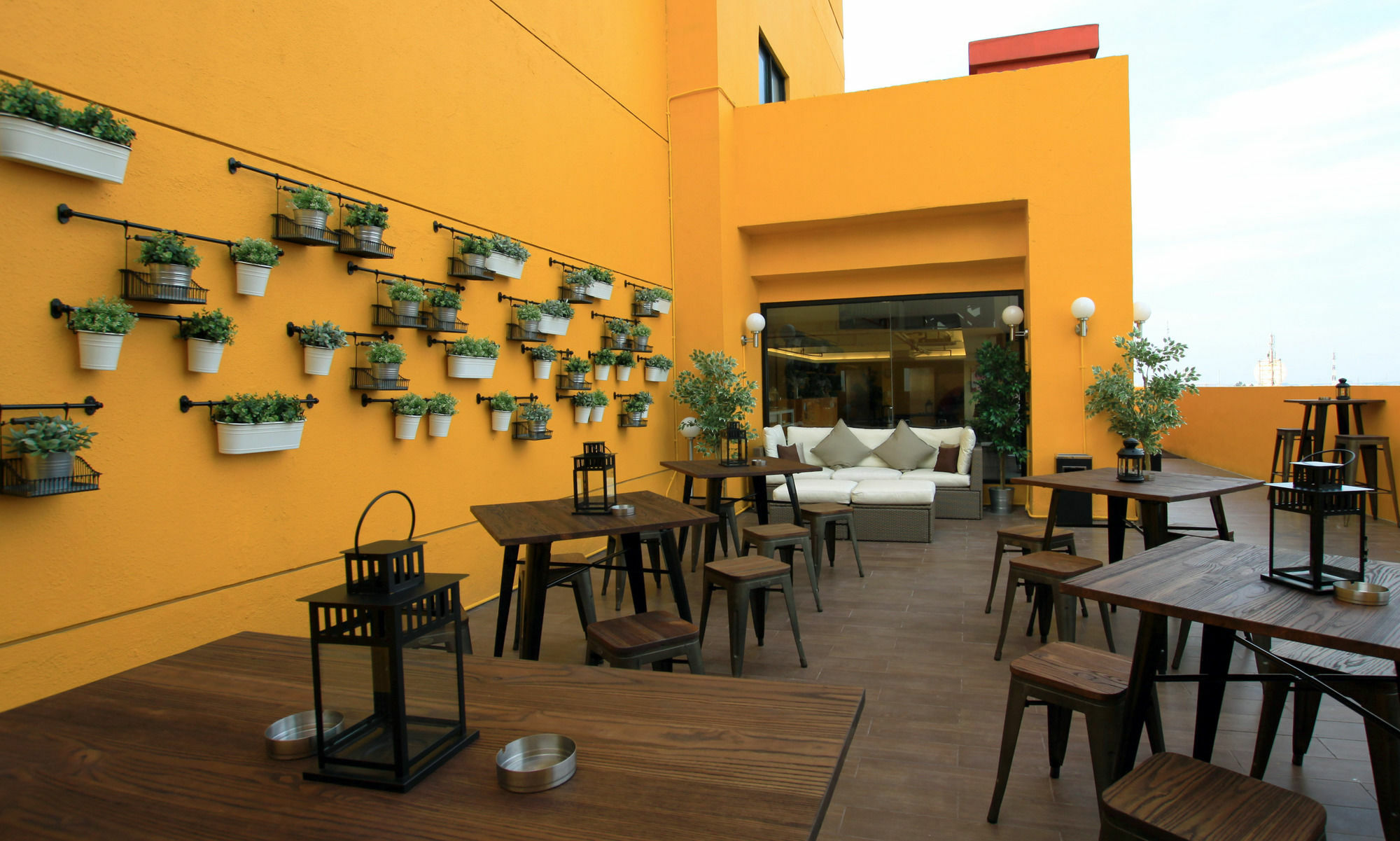 Yellow Bee Tangerang Luaran gambar