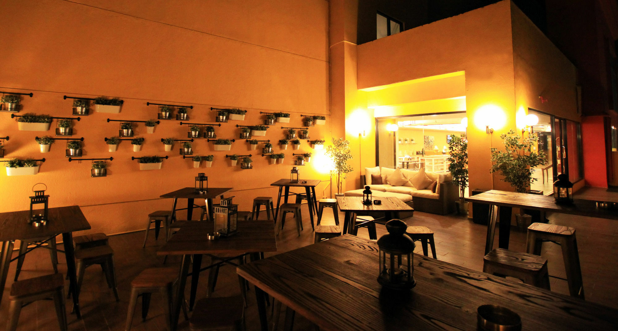Yellow Bee Tangerang Luaran gambar